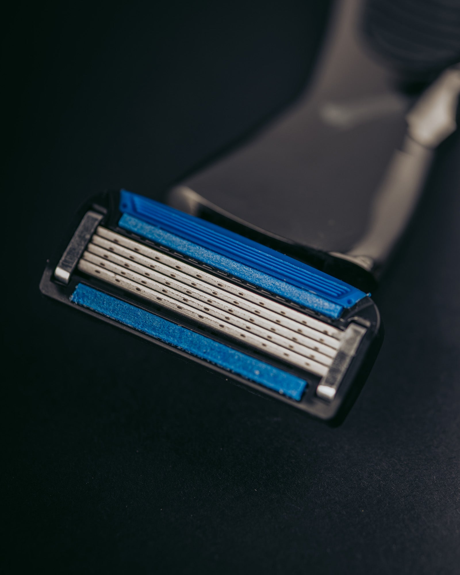 Alpha Blade Razor + 4 Blades & Travel Case